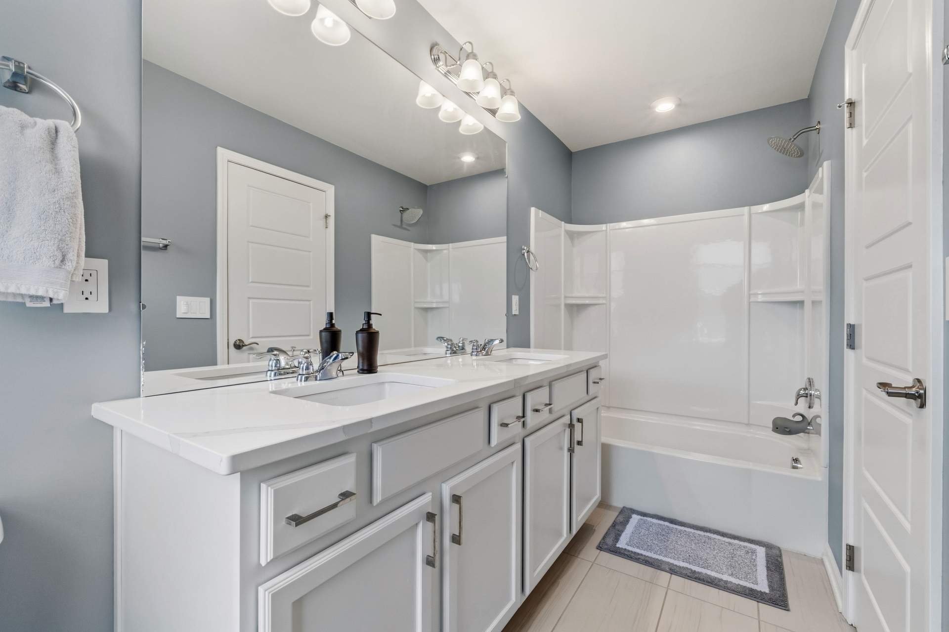 212 S Sydney 3rd Floor Master Bedroom #2 Bathroom 2.jpg