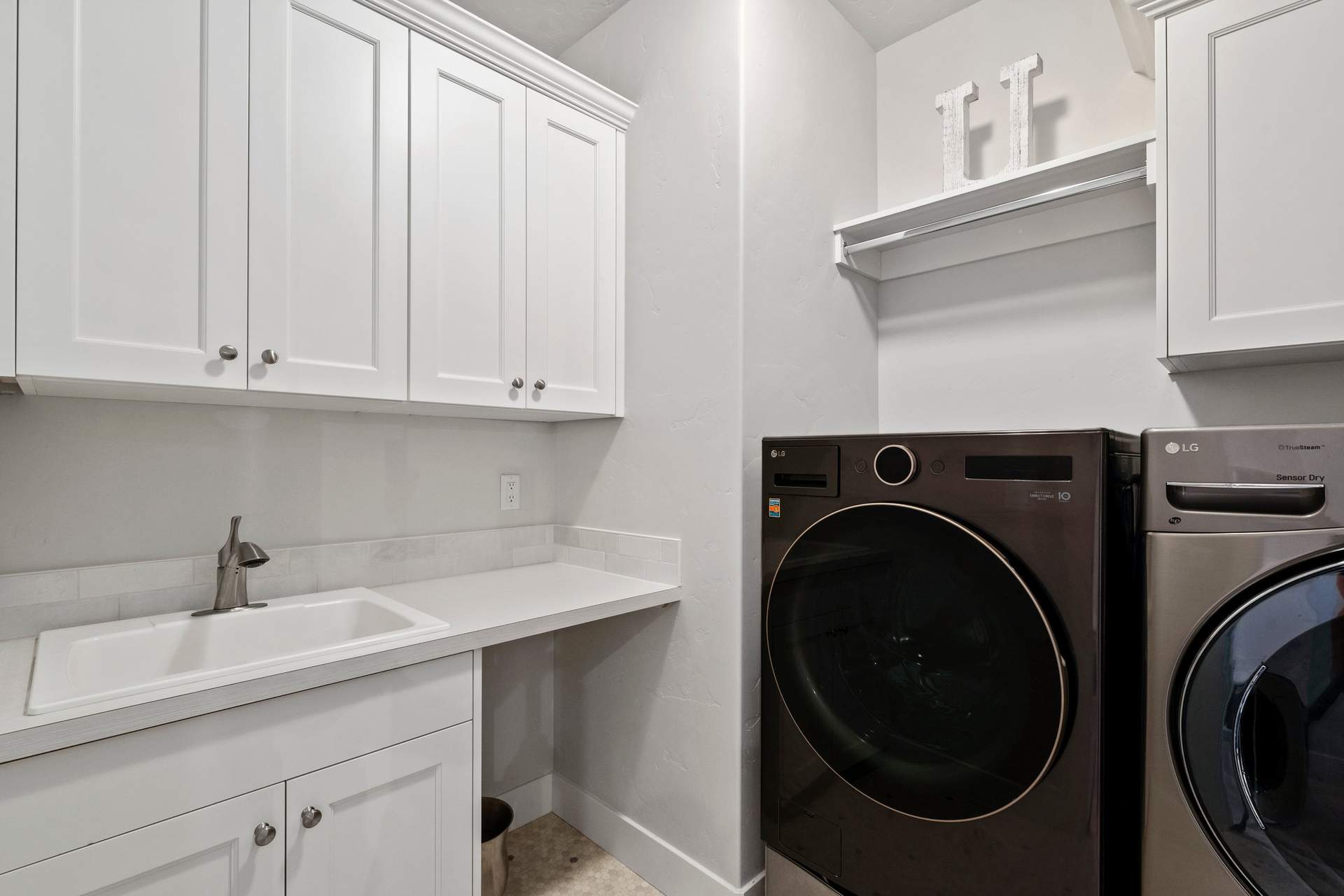 18-3385 N. Roseland Way_017.jpg