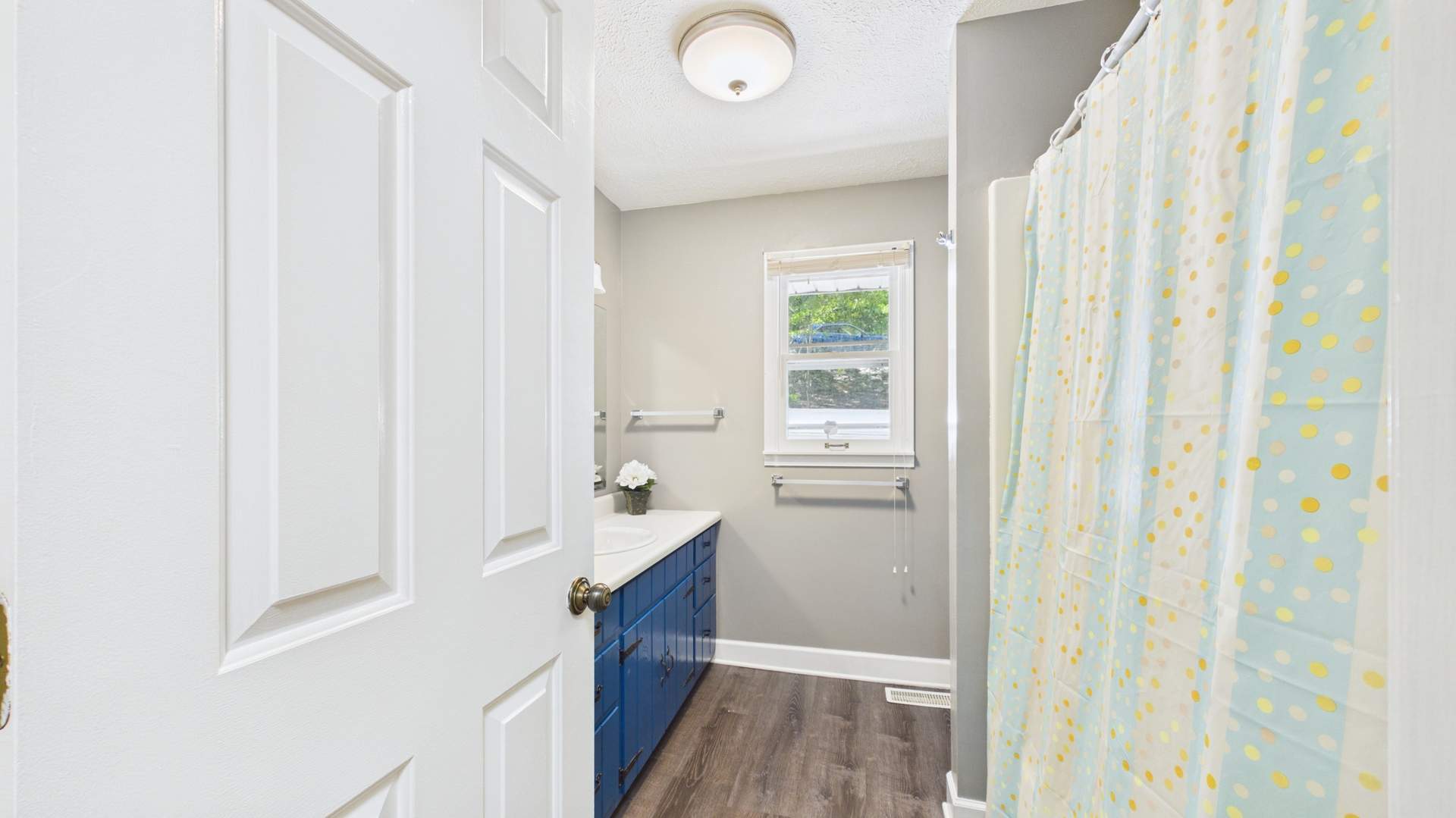 022_MAIN LEVEL BATH.jpg