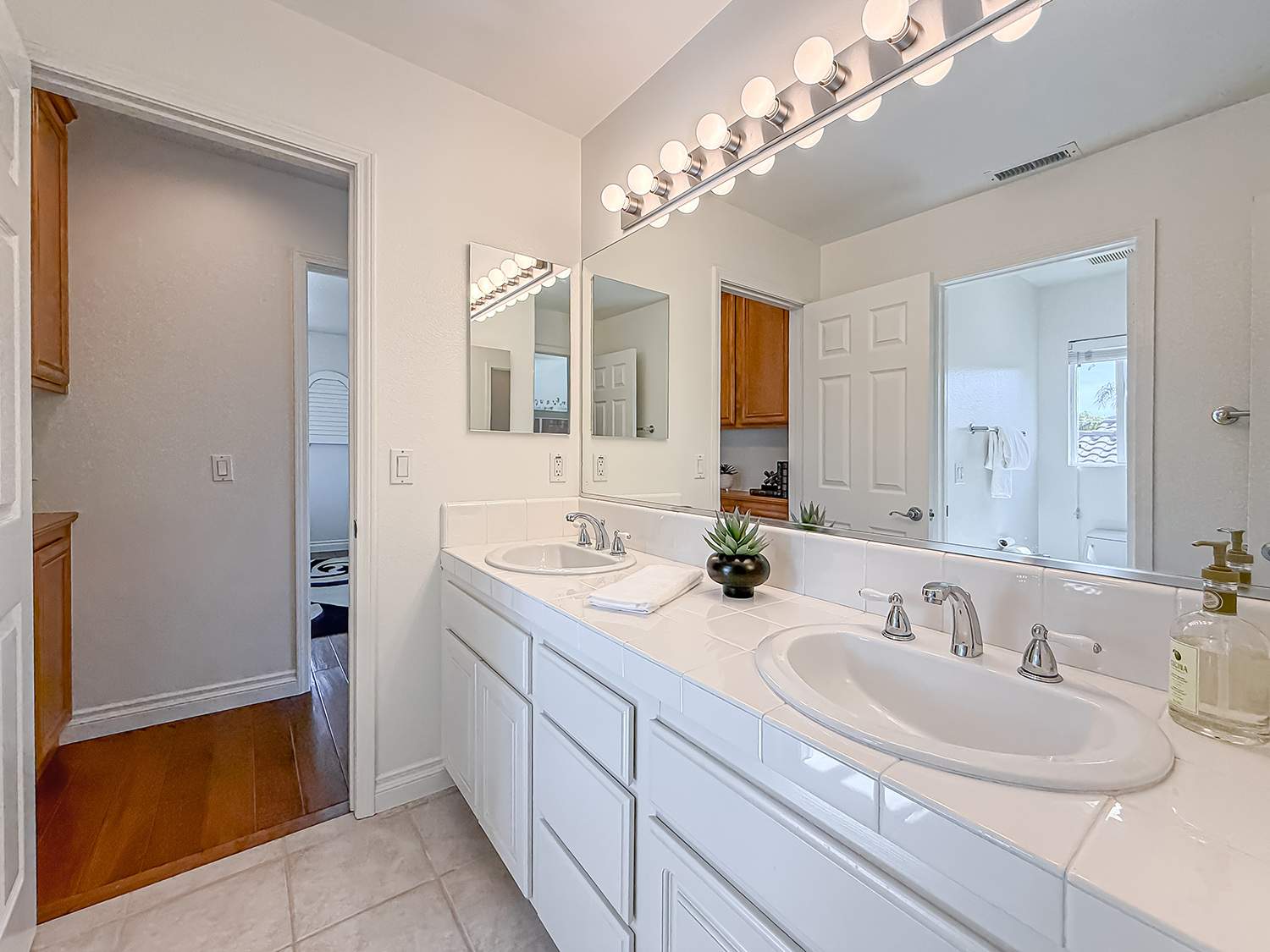 hShared Bath1.jpg
