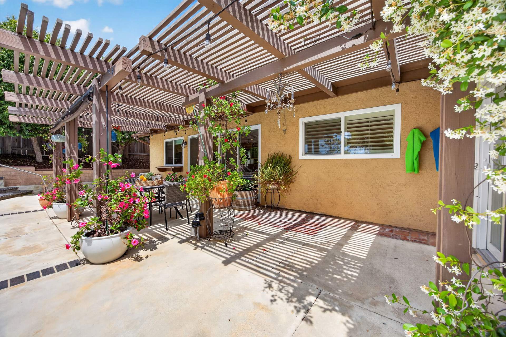 50-web-or-mls-Upmarket_Media-2247West148.jpg