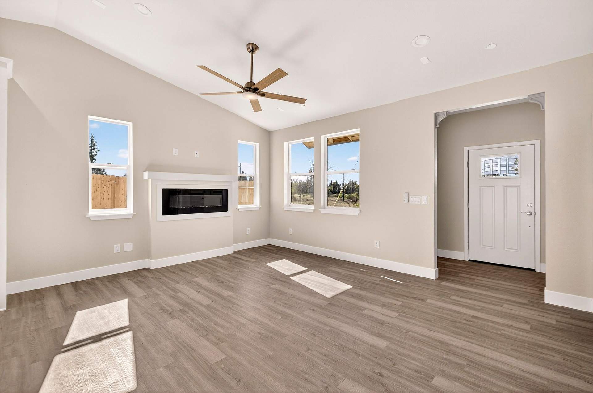 14197 Elmira Cir - 012(Photos).jpg