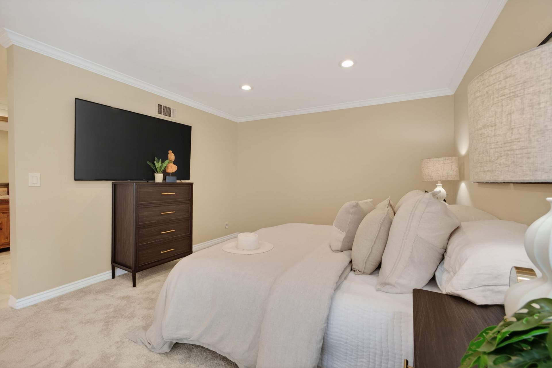 34-web-or-mls-Upmarket_Media-2247West101.jpg