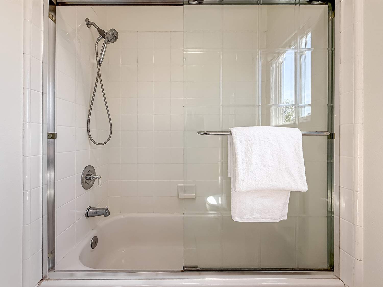 hShared Bath2.jpg