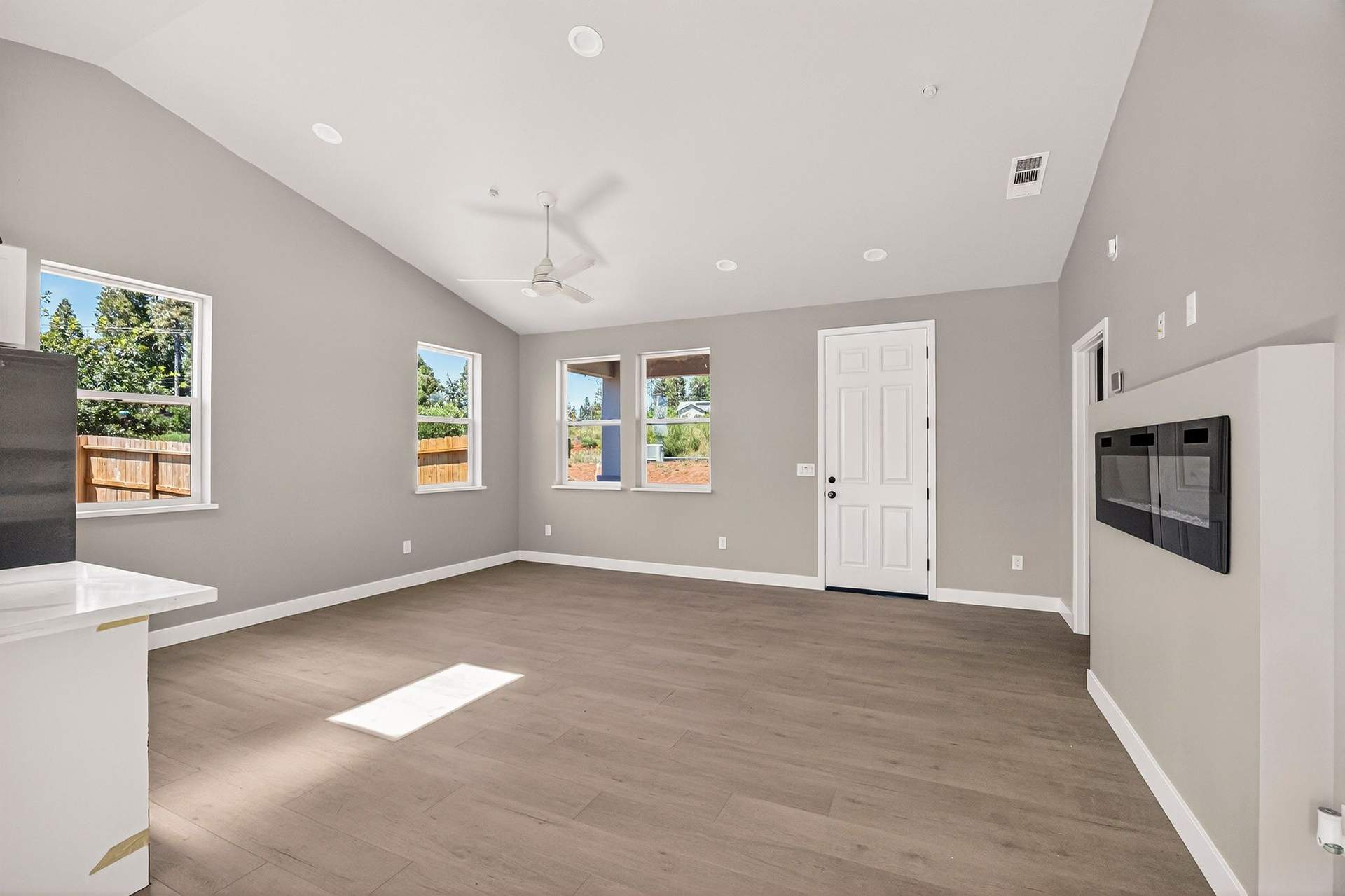14205 Norwich Cir - 008 (Photos).jpg