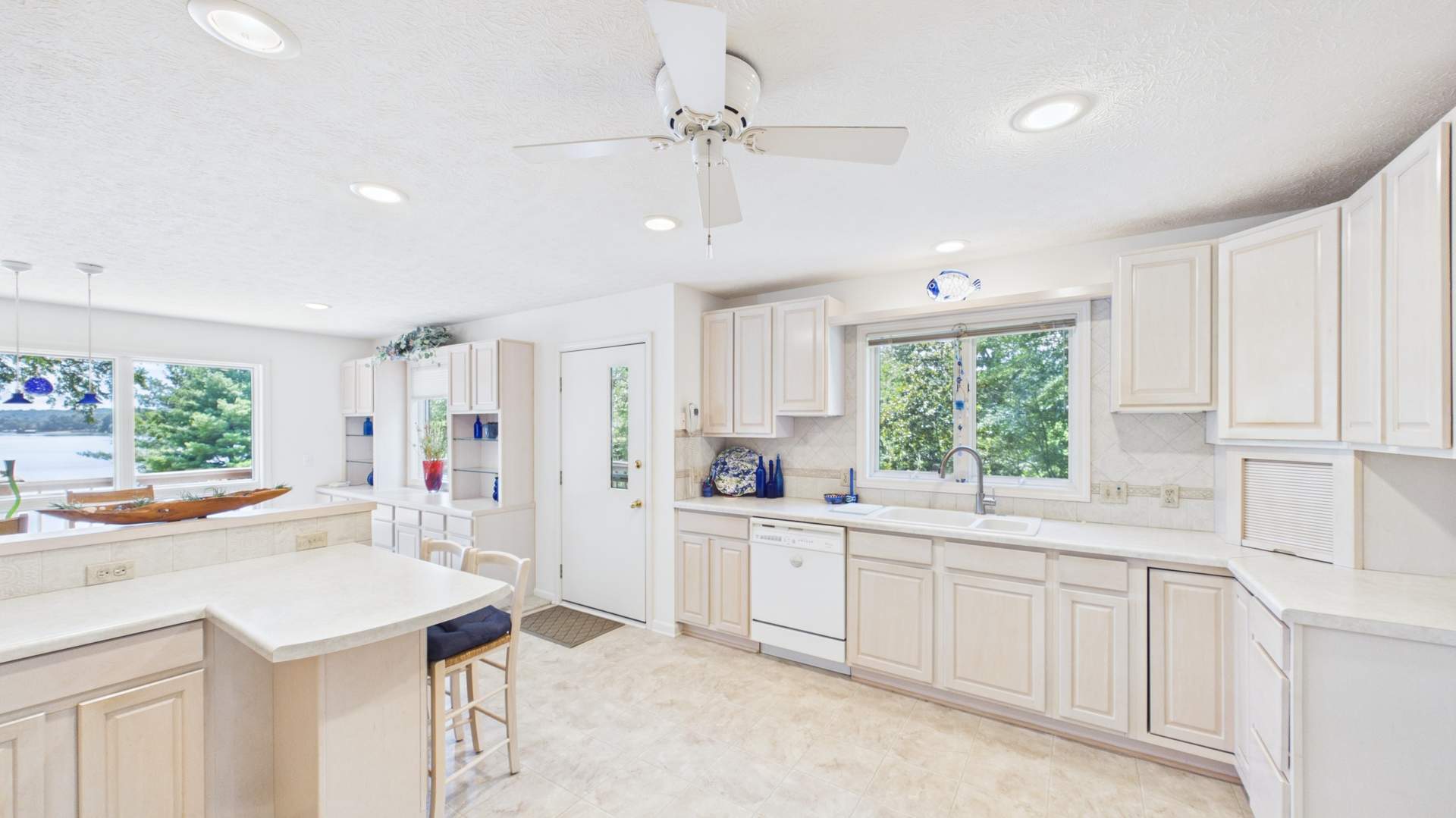 013_KITCHEN WITH VIEW.jpg