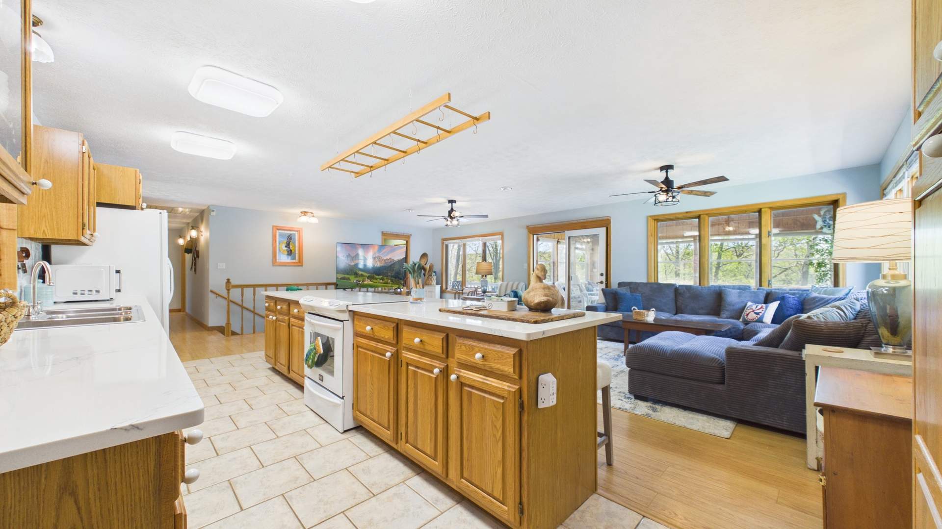 010_KITCHEN.jpg