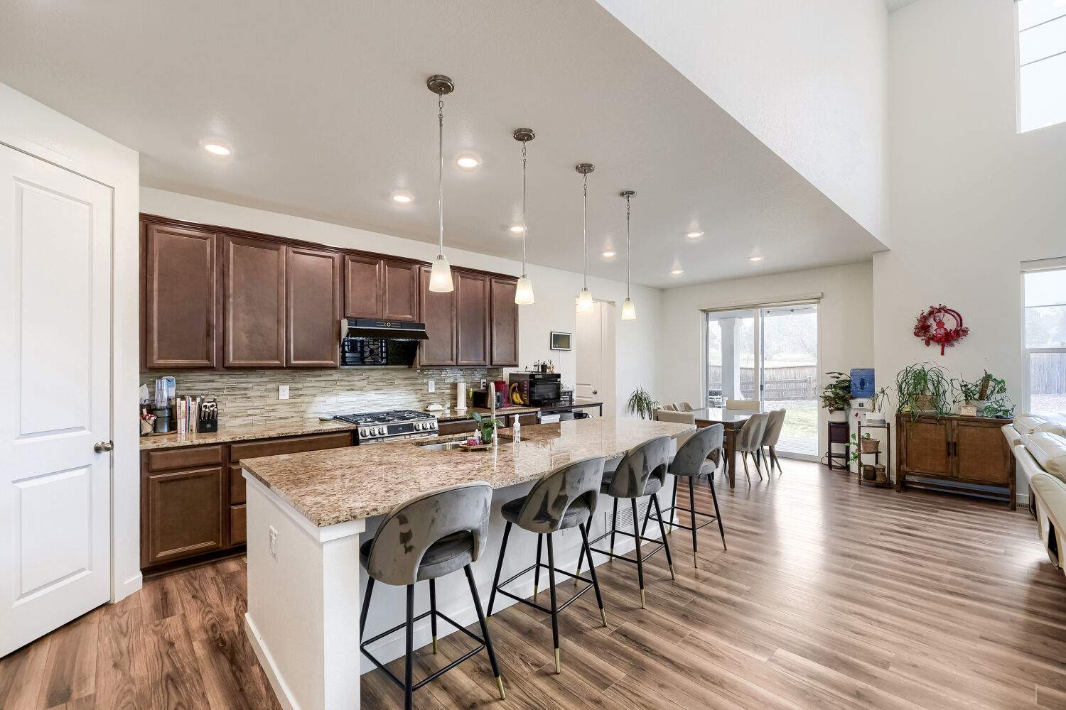 1110 Horsetail Lp - Web Quality - 017 - 09 Kitchen.jpg