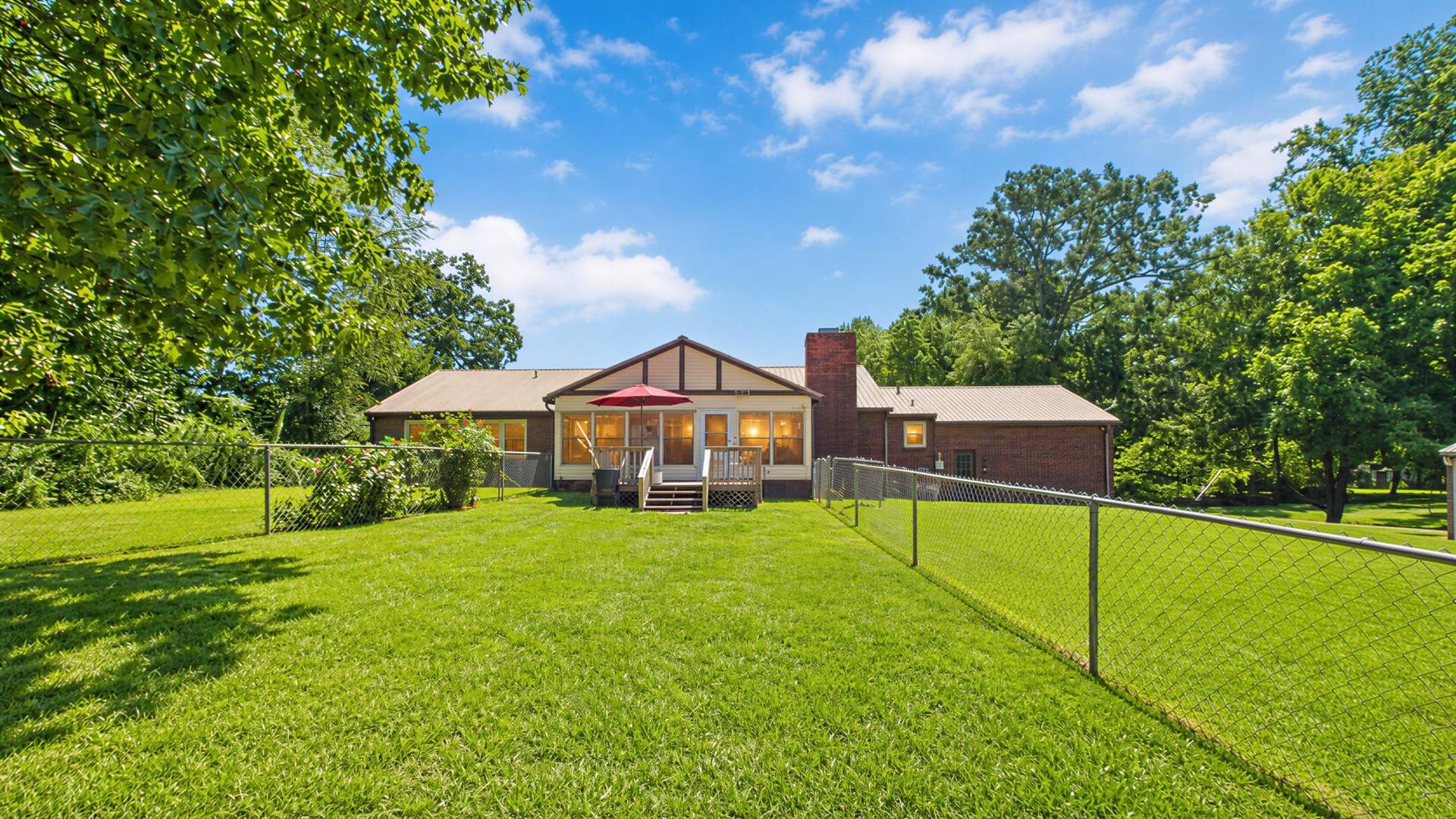 052_BACK_OF_HOME_WITH_SUNROOM.jpg