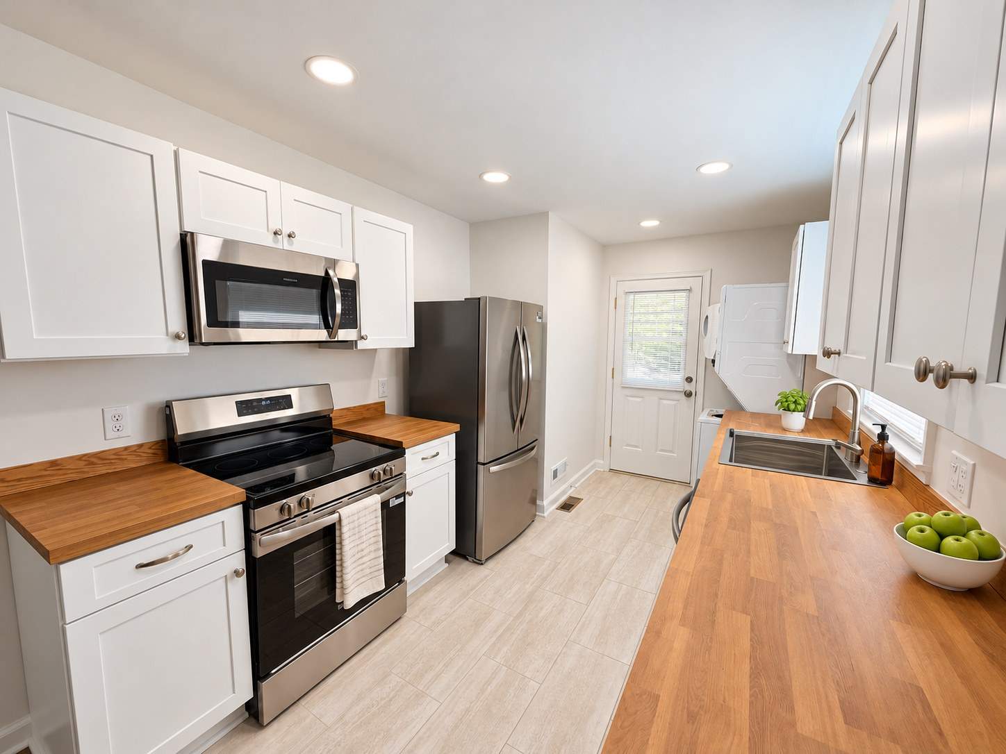 Bright_kitchen_with_subt.jpg