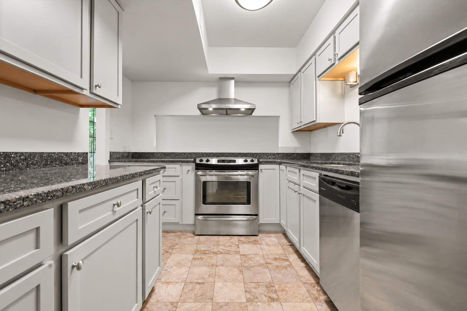 Pristine_Modern_Galley_K.jpg