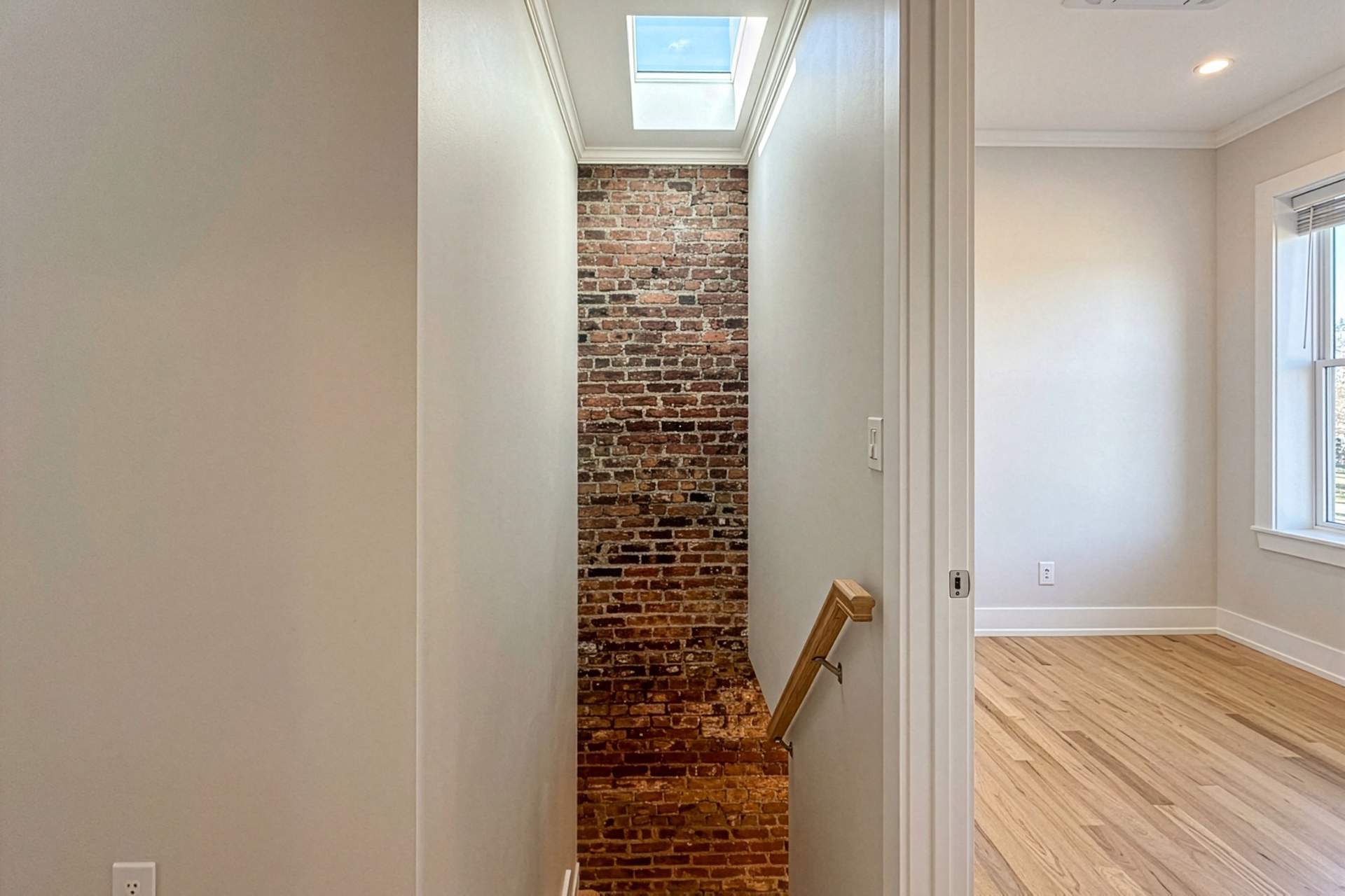08-UPSTAIRS-HALL.jpg