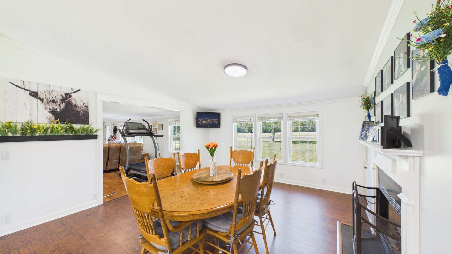 007_Large_Dining_Room_Wi.jpg