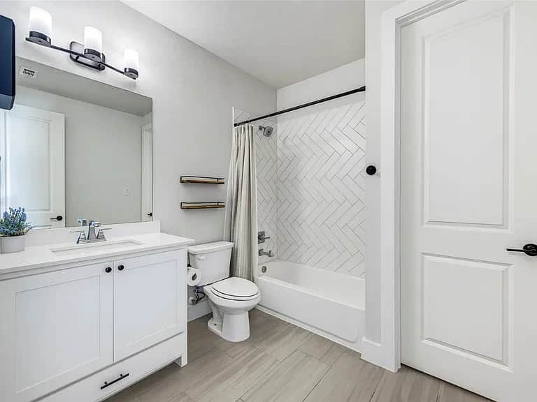 Second_bedroom_s_bathroo.jpg