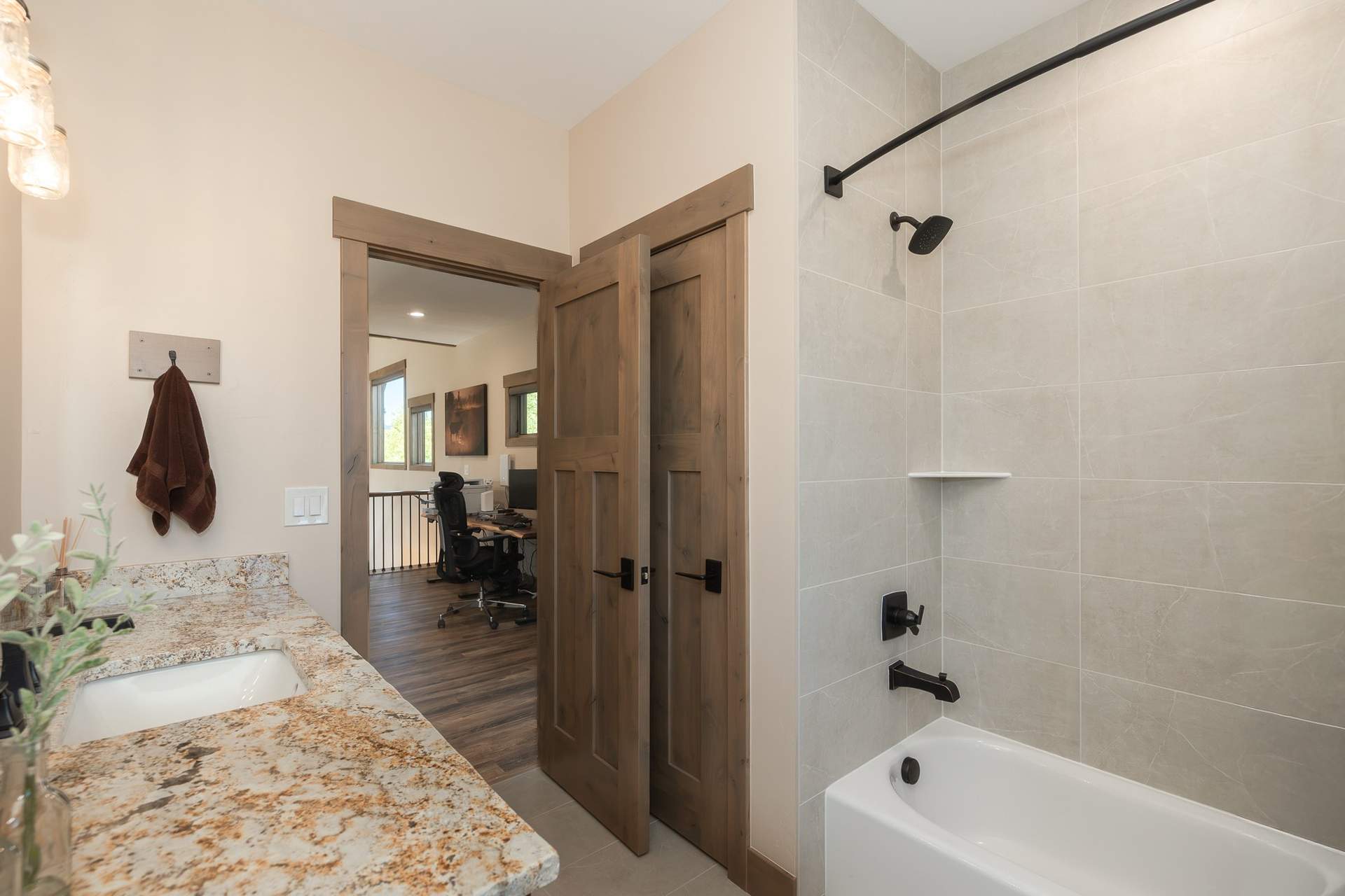 32_Upstairs_Bathroom_2.jpg