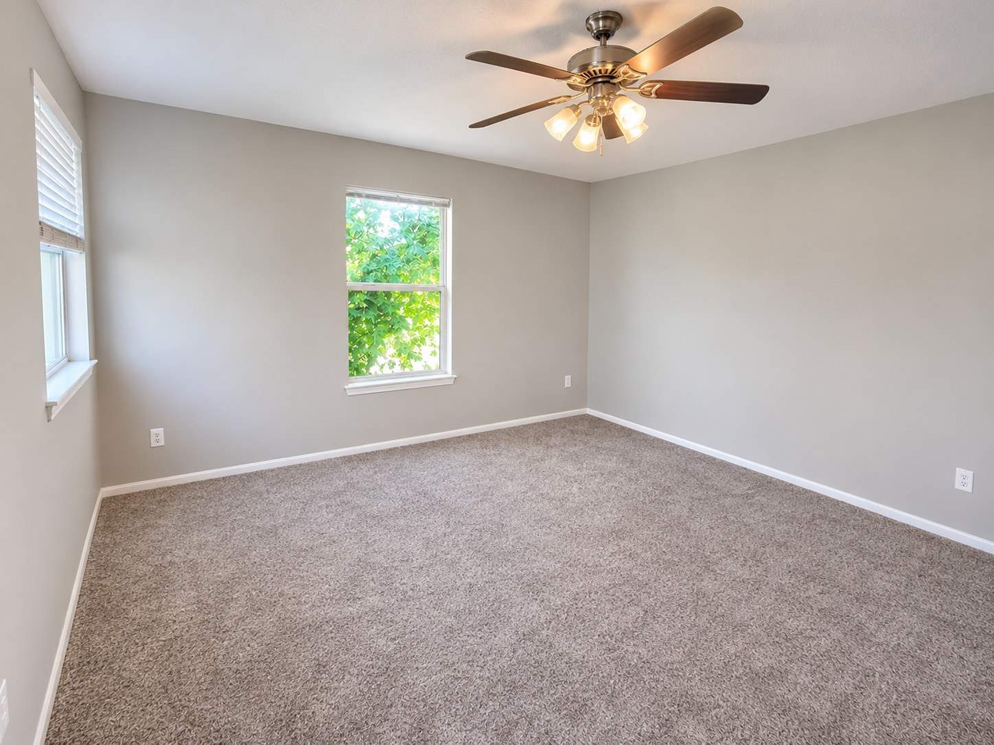 Bright_Empty_Room_with_C.jpg