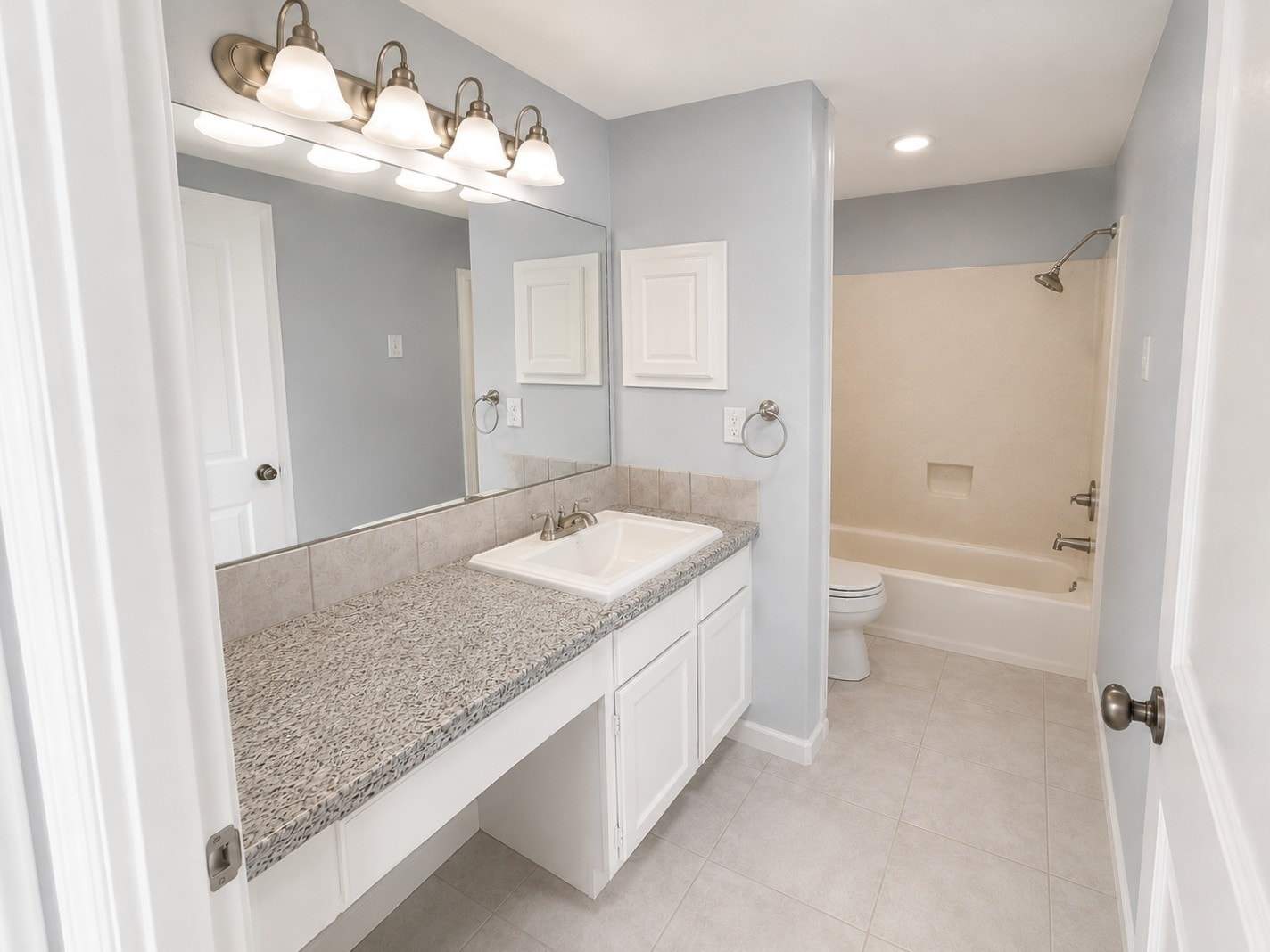 Hall_bath_2.jpg