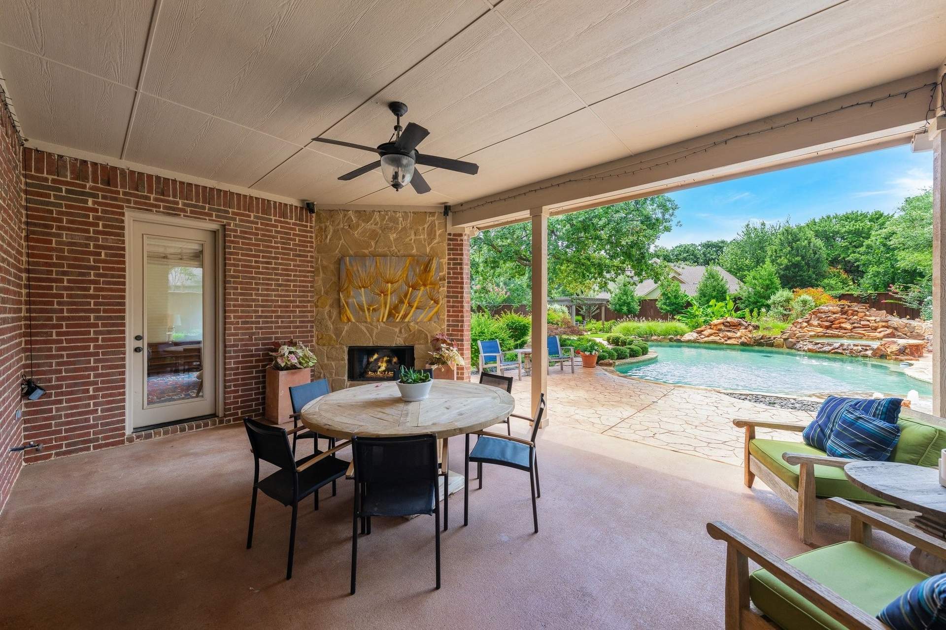 044_Covered_Patio.jpg