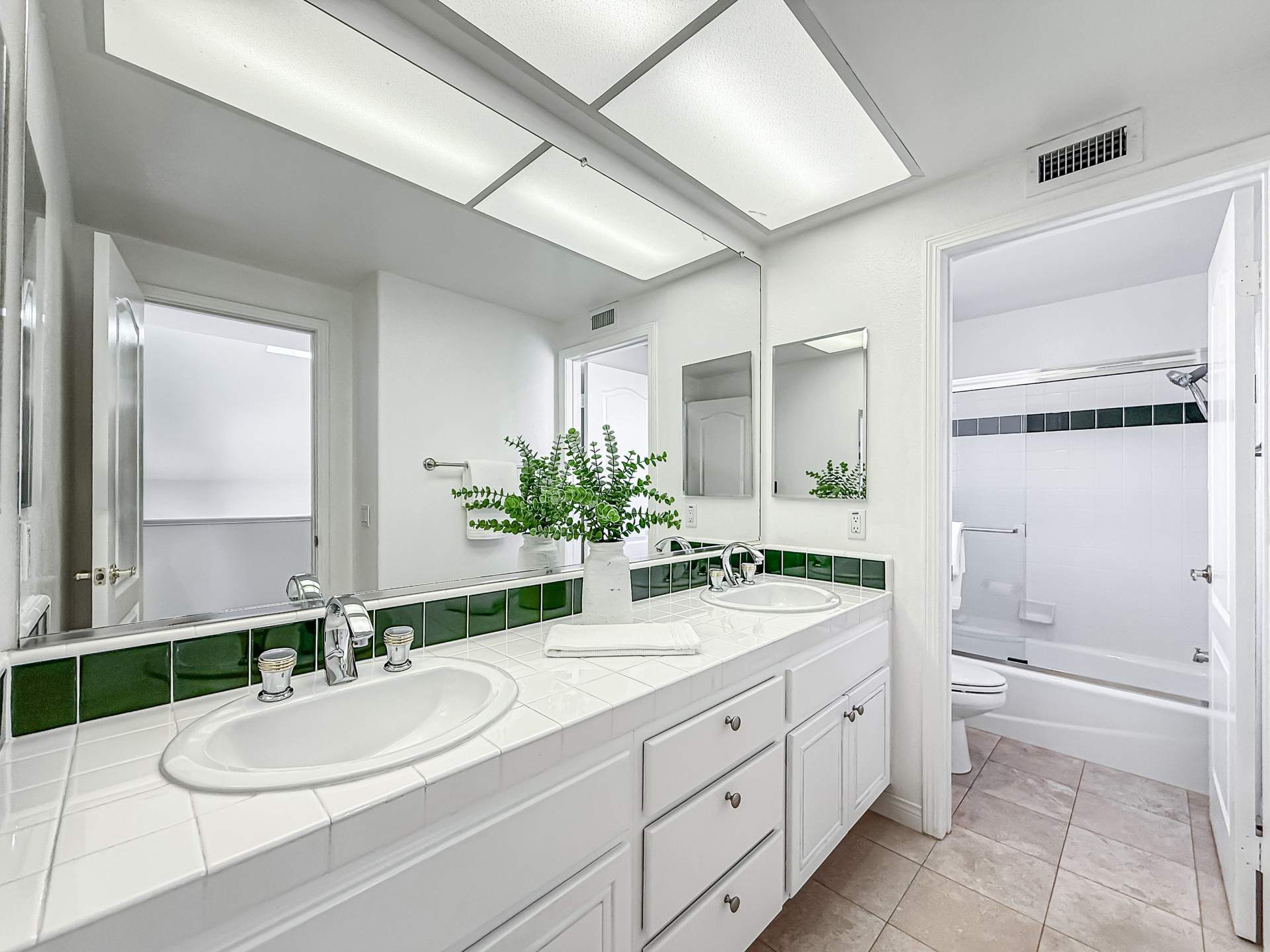 iShared_Bath1-Edit.jpg