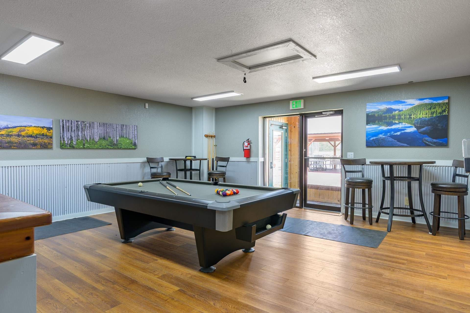 Pool_table.jpg
