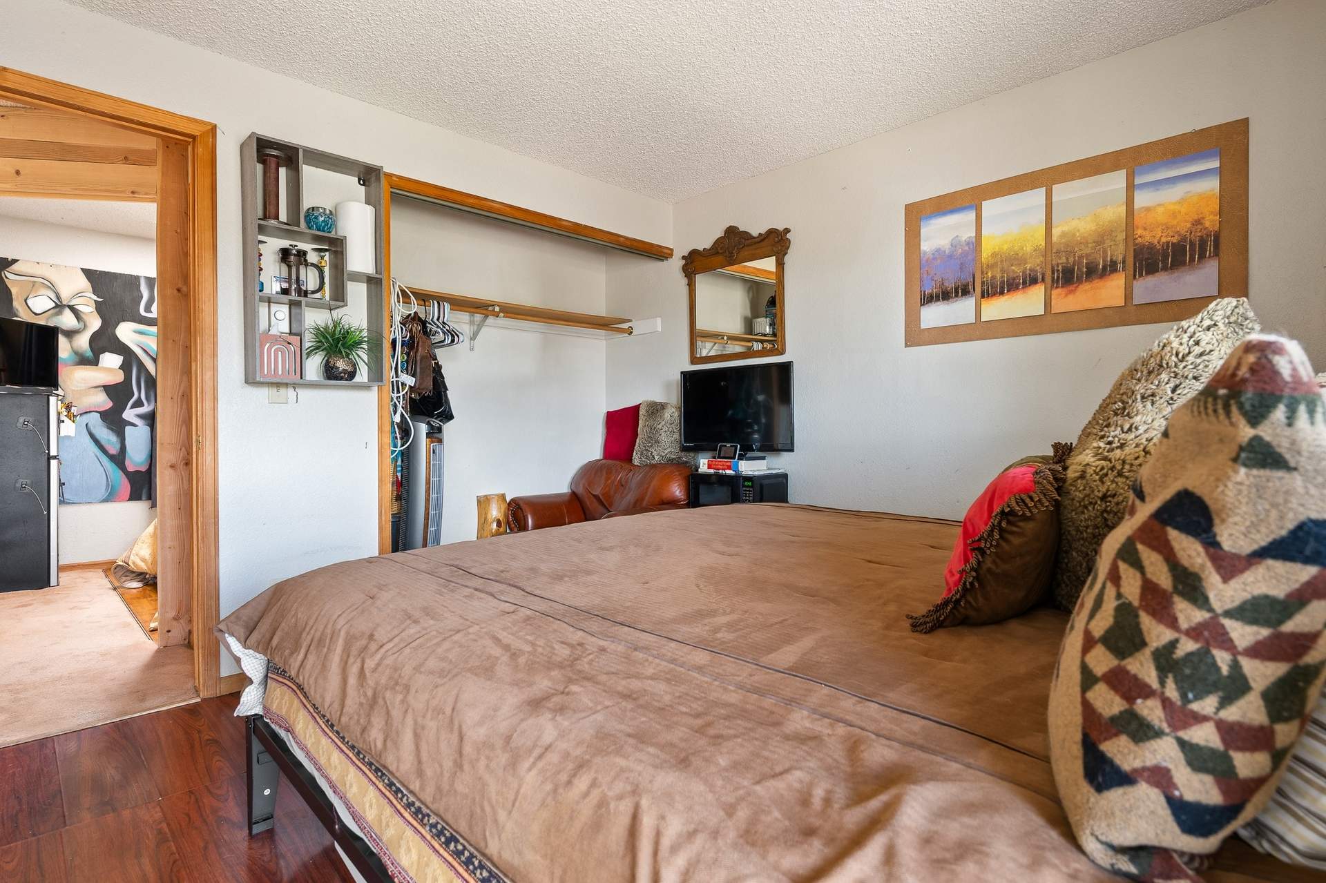 Upstairs_bedroom_2.jpg