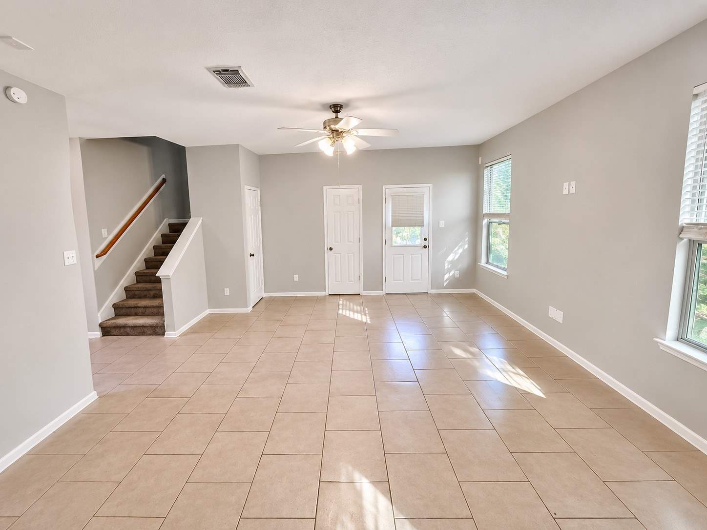 Bright_Empty_Living_Room.jpg