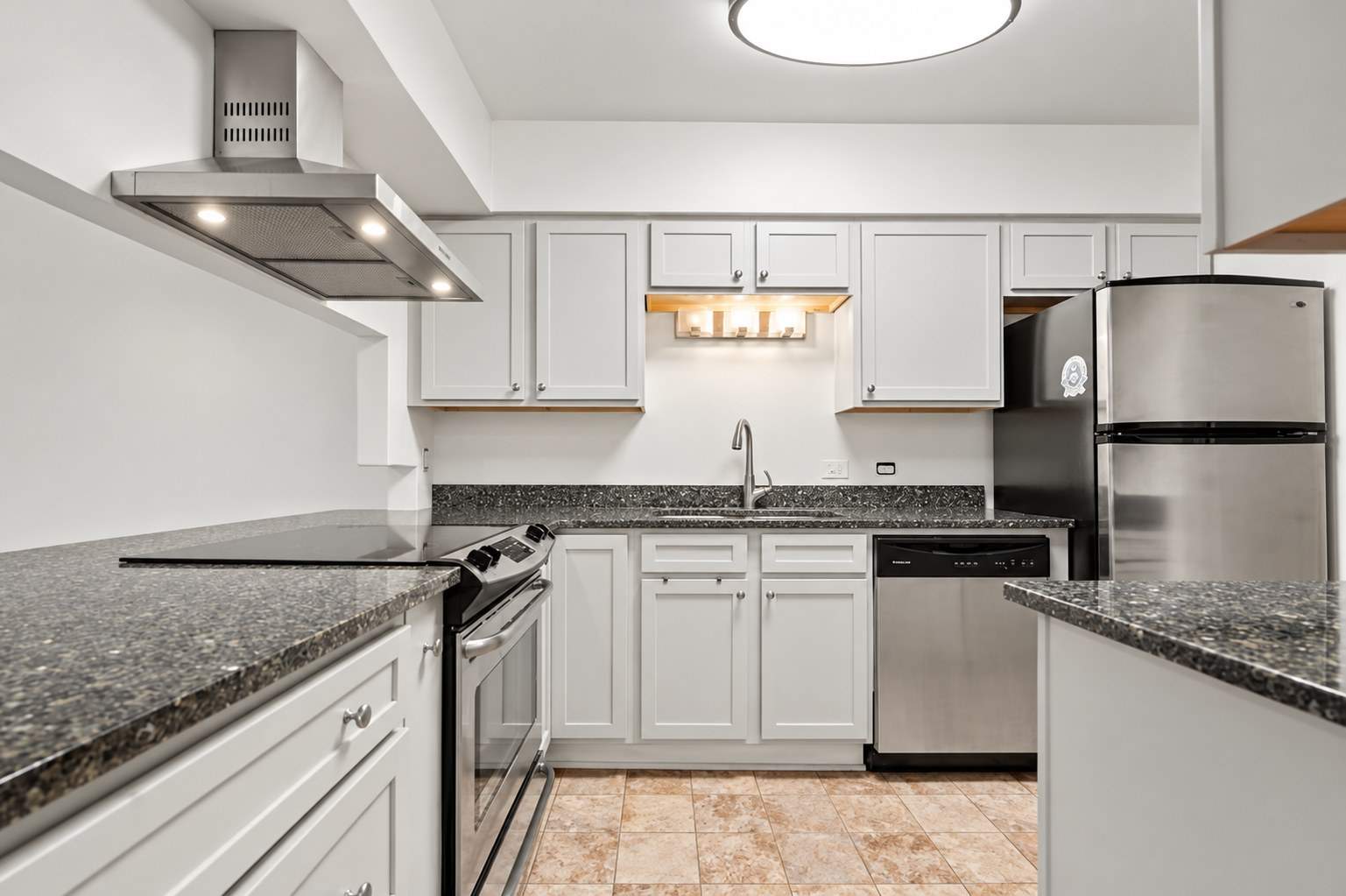 Evenly_Lit_Modern_Kitche.jpg