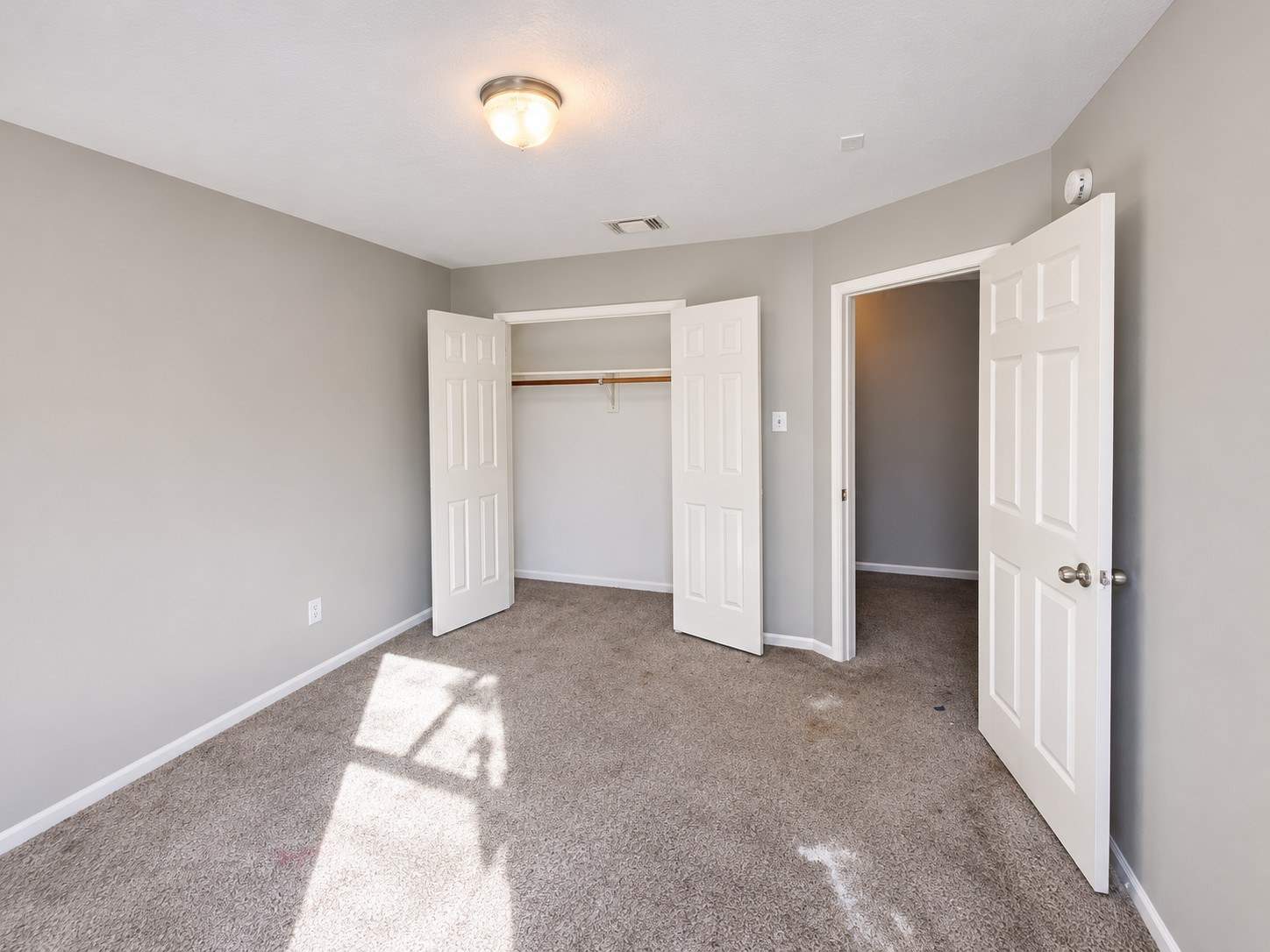 Bright_Empty_Bedroom_wit.jpg