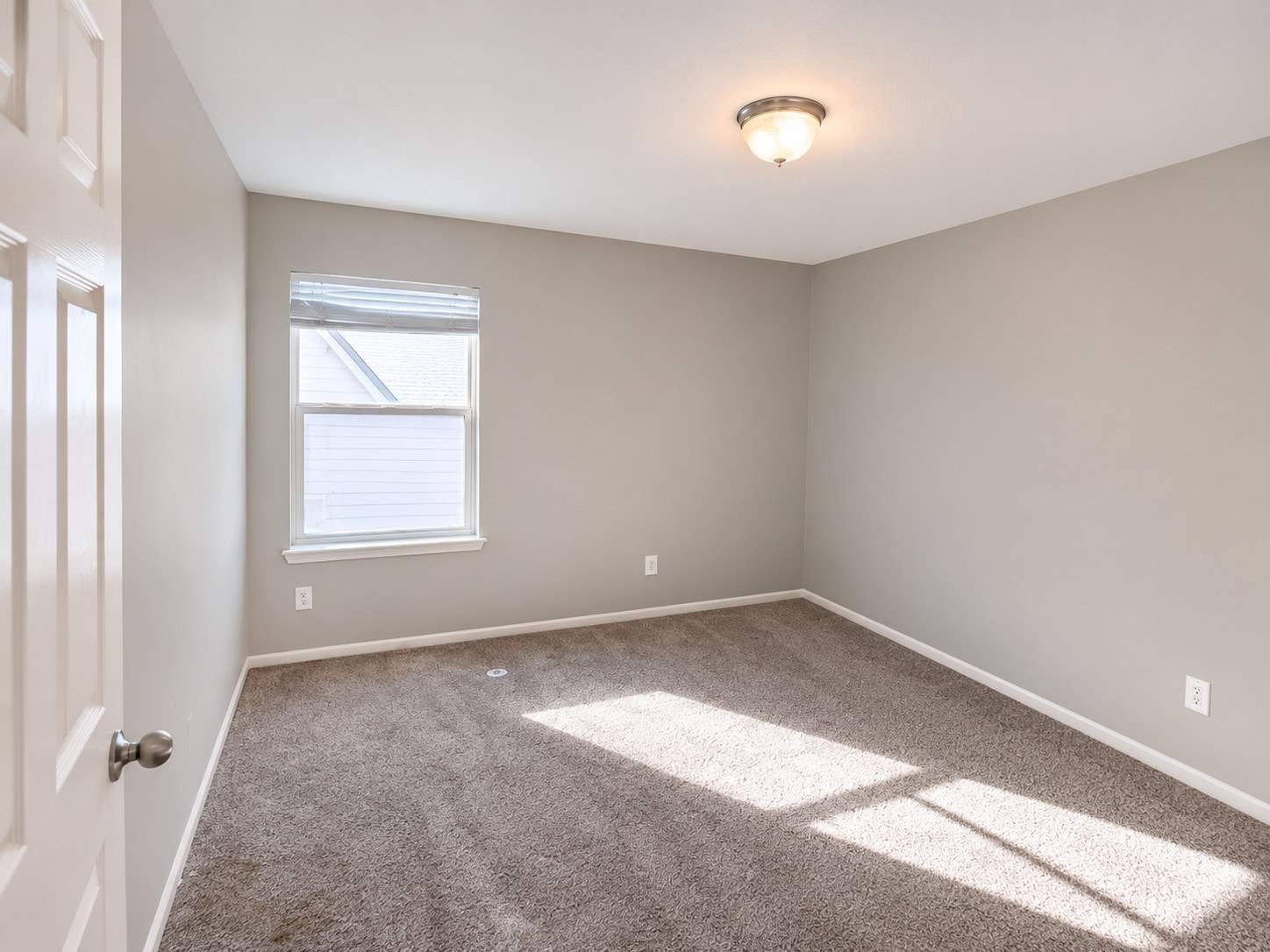 Bright_Empty_Bedroom_wit.jpg