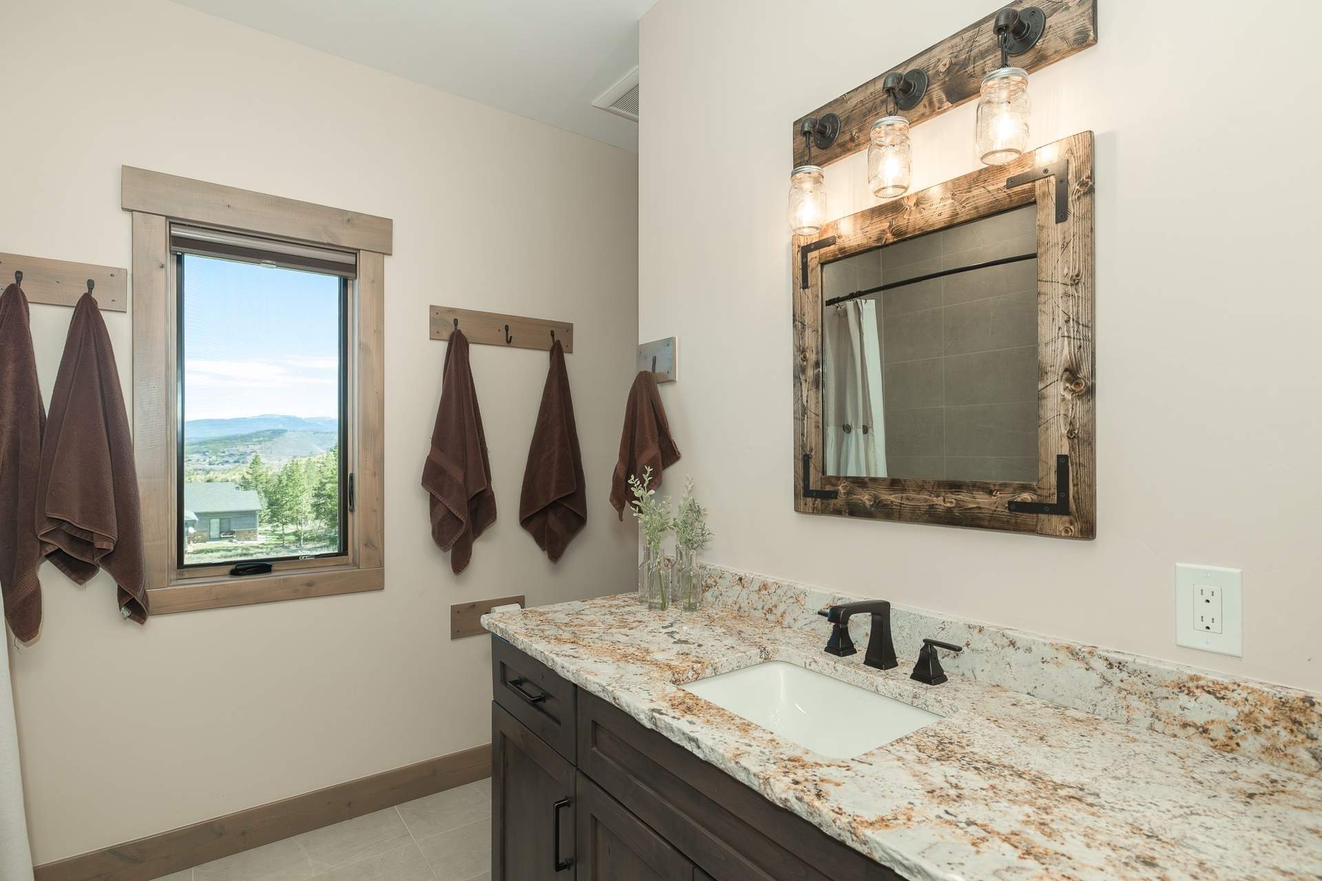 33_Upstairs_bathroom.jpg