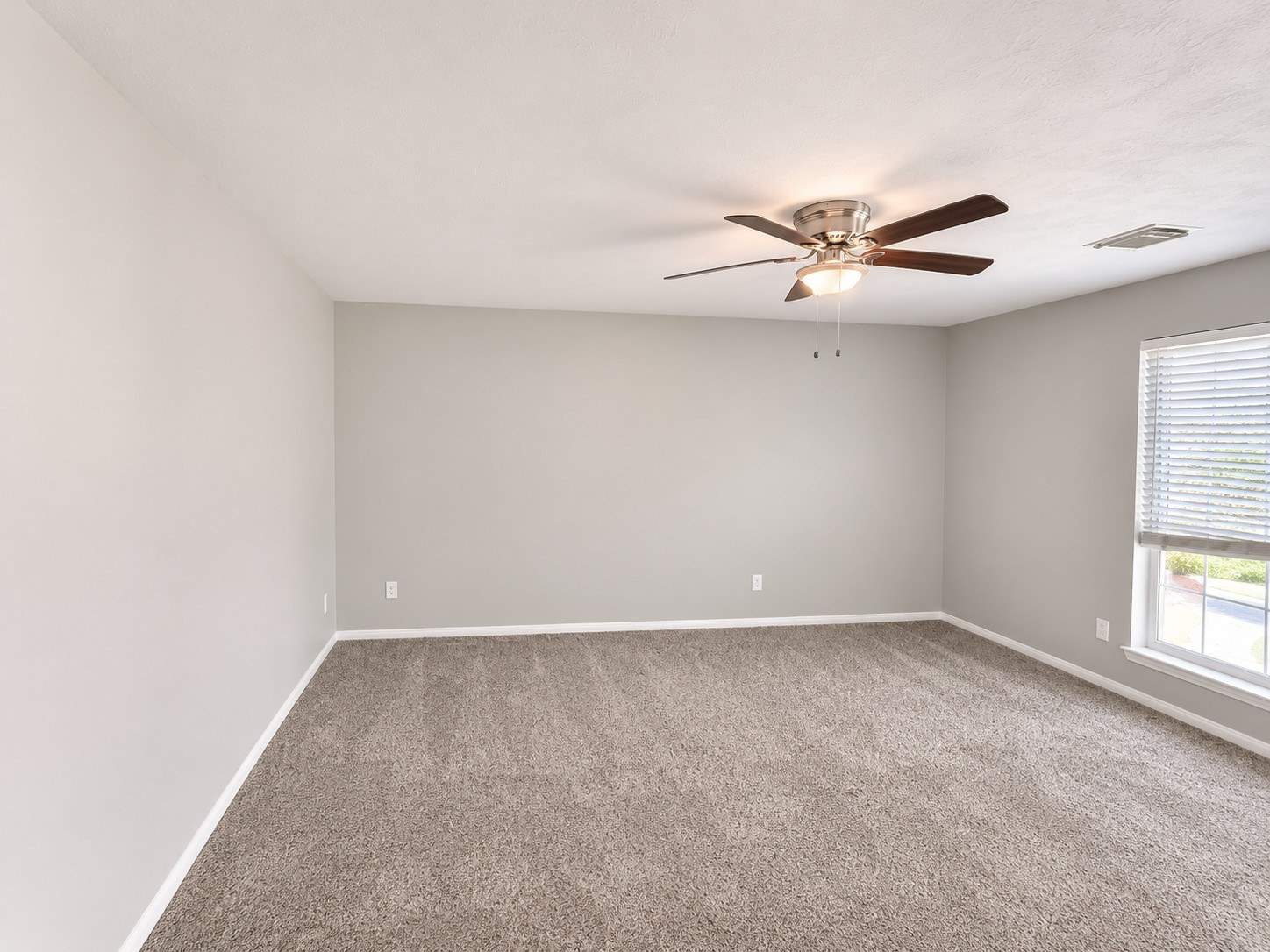 Bright_Empty_Bedroom_wit.jpg