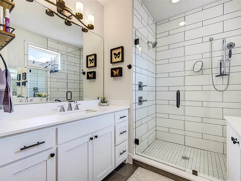 Master_bathroom_2nd_angl.jpg