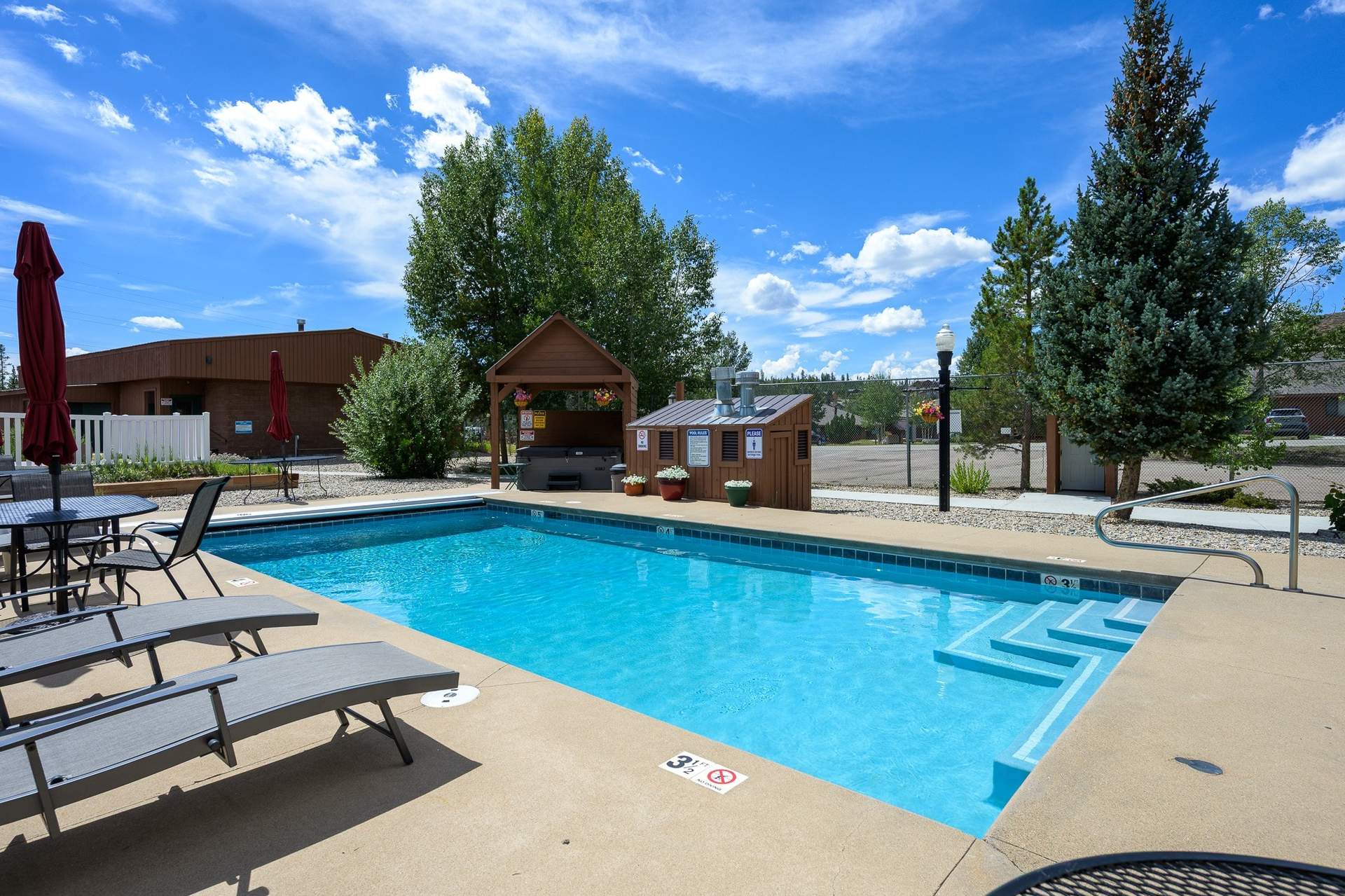 Pool.jpg