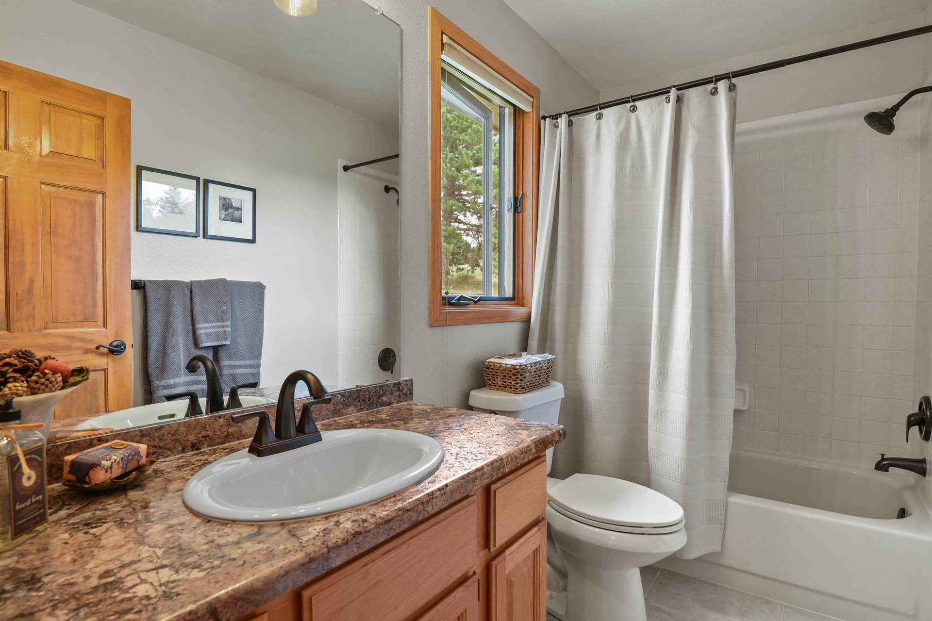 Bathroom_upstairs_0268_1.jpg