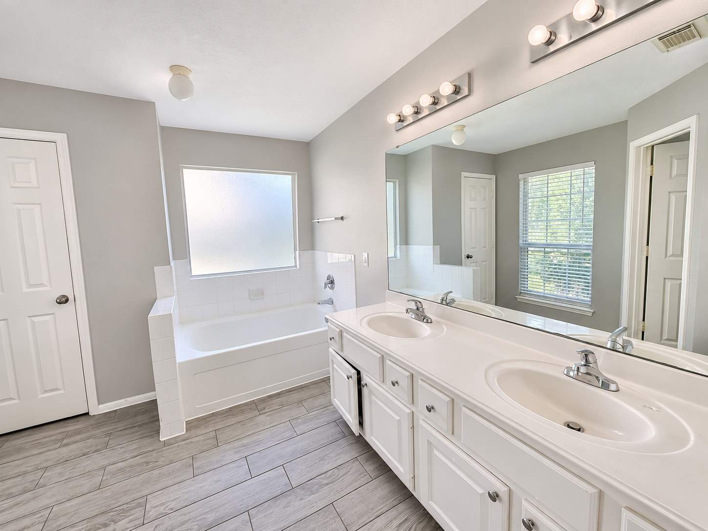 Bright_Modern_Bathroom_w.jpg