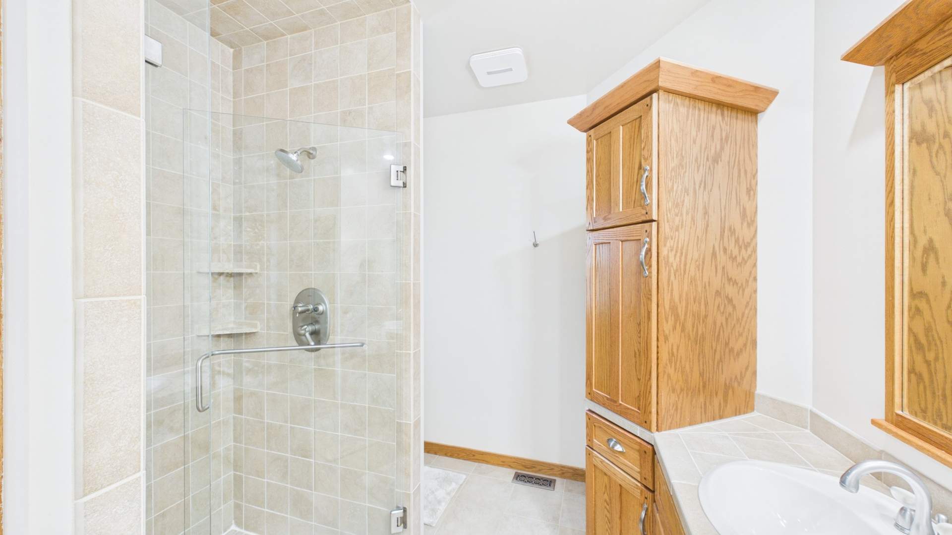 035_Primary_Bathroom.jpg