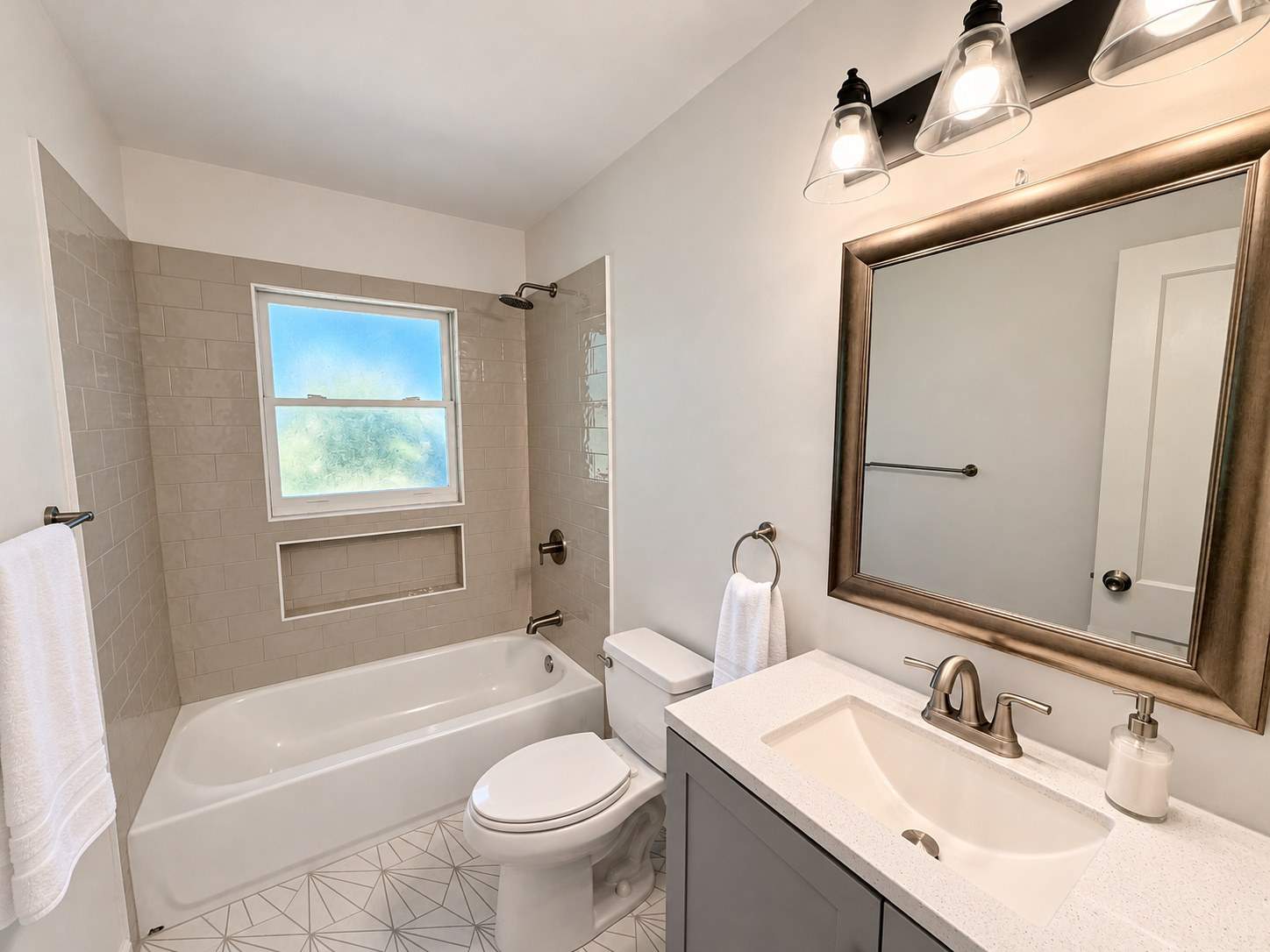 Sunlit_bathroom_with_tow.jpg