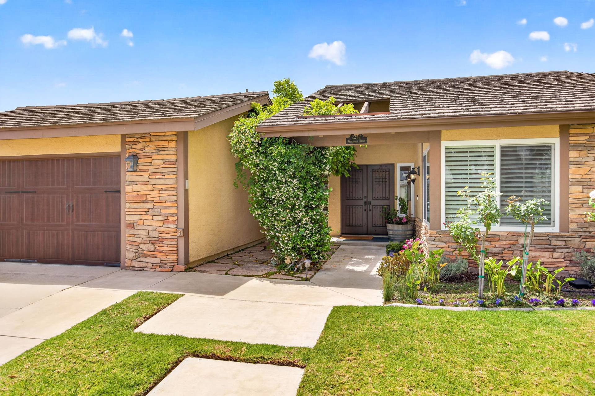 4-web-or-mls-Upmarket_Media-2247West011.jpg